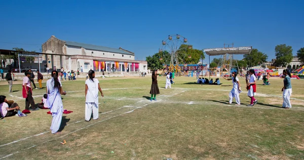 Colegialas jugando fuera de la escuela de la aldea india — Foto de Stock