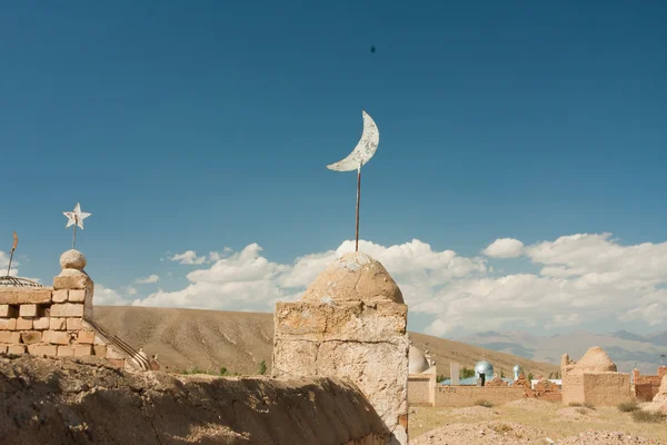 Starověké náhrobní kameny s muslimskými symboly na hřbitovích ve střední Asii — Stock fotografie