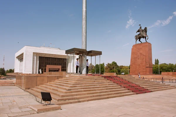 Soldados de guardia sirviendo cerca del monumento nacional de Manas héroe en Biskek, Kirguistán . —  Fotos de Stock