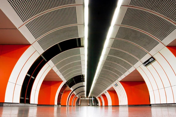 Inside the bright light station of Vienna U-Bahn, Austria. — Stock Photo, Image