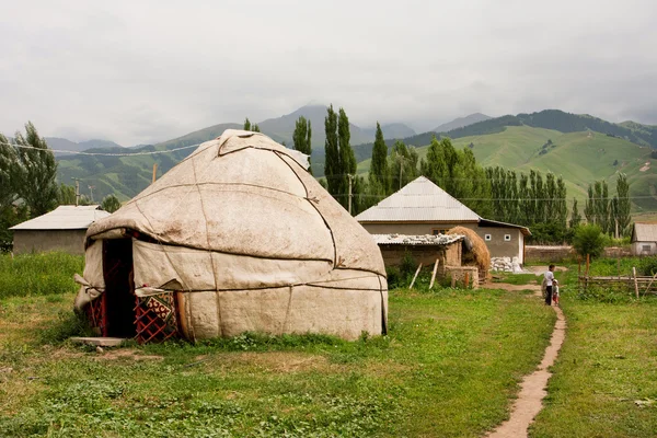 Středoasijský vesnický dům v Kemin, Kyrgyzstánu. — Stock fotografie