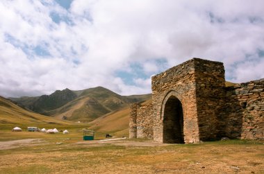 Taş kale ve antik otel Tash Rabat, Kırgızistan girişi. En iyi korunmuş İpek Yolu sitesi. 15. yüzyıl