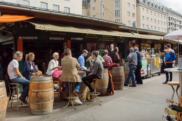 People in outdoor cafe in area of Naschmarkt, most popular market of Vienna — Stock Photo, Image