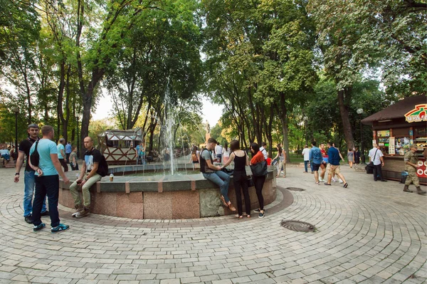 Lidé relaxační poblíž fontány v populárním Ševčenkově parku — Stock fotografie