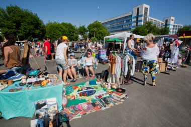 komik insanlar ikinci el pazarından yürüyüş