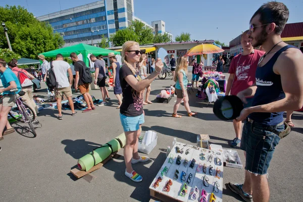 Personas que buscan gafas de segunda mano y artículos usados en el mercado de pulgas al aire libre — Foto de Stock