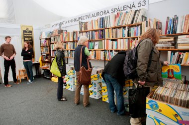 Mutlu öğrenciler kitap kapalı ikinci el piyasada seçin