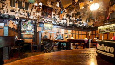 İnsanlar birçok vintage ayrıntılarla restoranında bira içmek