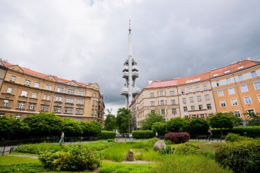 İnsanlar uzun boylu Zizkov televizyon kulesi yürüyüş