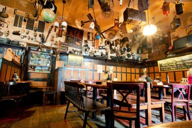 İnsanlar birçok vintage ayrıntılarla restoranında bira içmek