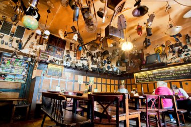 İnsanlar birçok bilgi ile Çek Restoran içinde bira içmek