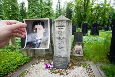 Popüler yazar Franz Kafka eski portraite ve mezar taşı