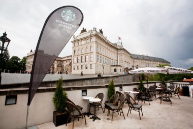 Popüler dünya çapında Starbucks kafe açık çek sermaye cazibe - yağmur önce Prag Kalesi yakınındaki