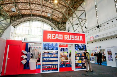 Rus yazarlar ve yayıncılar ile kırmızı renk stand