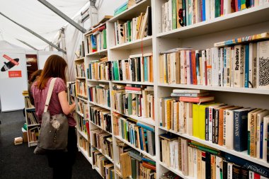 Mutlu öğrenciler kitap kapalı ikinci el piyasada seçin