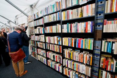 Mutlu öğrenciler kitap kapalı ikinci el piyasada seçin