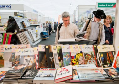Resim ve fotoğraf kitaplar kapalı kitap piyasada birçok kişi seçin