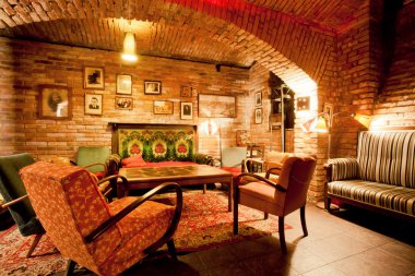 Koltuk ve kanepe eski bir apartman dairesinde bir tarihi evi tarzında rahat kafe iç