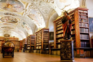 Praha - 17. května: Pluralita hromádky knih ve staré knihovně Strahovského kláštera na 17 května 2014 v České republice. Knihovna uchovává 200 000 tisků, z období mezi 16 & 18 století