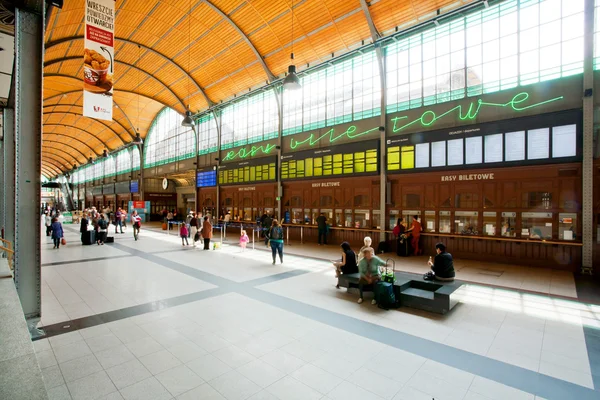 Passengers inside Wroclaw Main Train Station (Dworzec Glowny) — Stock Photo, Image