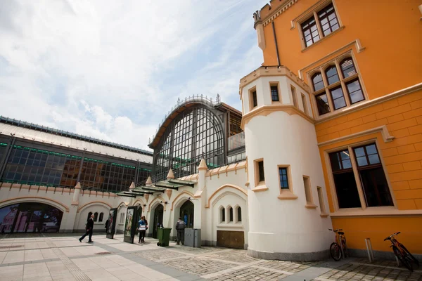 Passageiros entram na principal estação ferroviária de Wroclaw — Fotografia de Stock