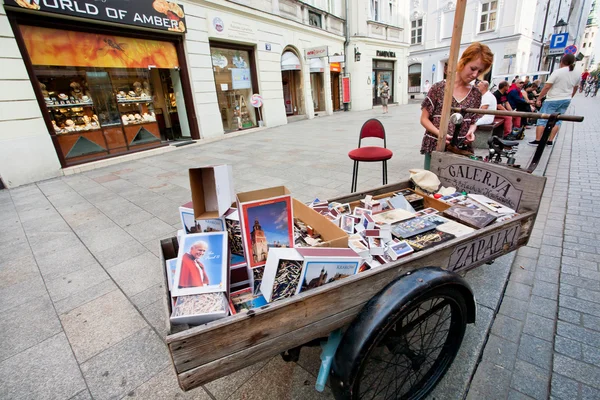 Street vendor girl sells souvenir match — Stock Photo, Image