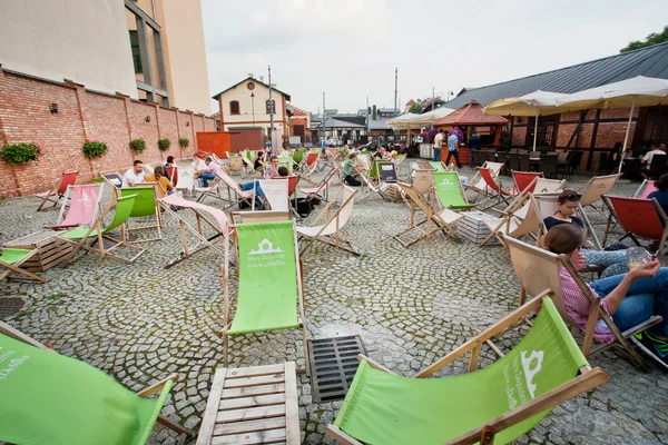 Salão de chaise de verão e móveis baratos no café ao ar livre — Fotografia de Stock