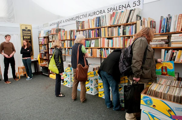 Happy students choose books at the indoor second hand market — Stock Photo, Image