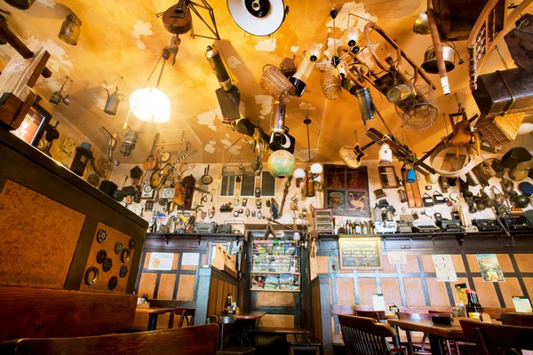 Interior do restaurante checo com muitos instrumentos musicais — Fotografia de Stock