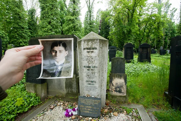 Oude foto's en graf steen van populaire schrijver Franz Kafka — Stockfoto