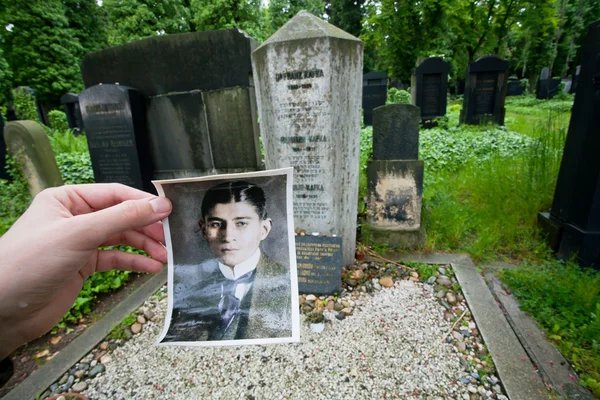 Altes Porträt und Grabstein des populären Schriftstellers franz kafka — Stockfoto