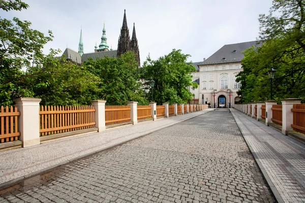 プラハ城の歴史的な門に通じる石畳道 — ストック写真