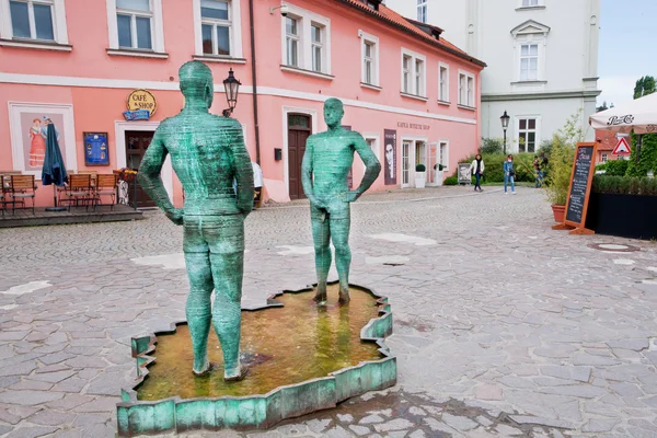 Turistiska landmark fontän med två vuxna pissing män — Stockfoto