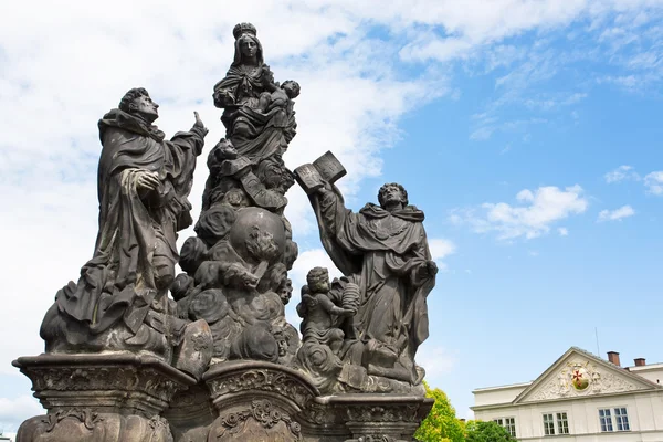 Estátua da Madonna, sacerdote espanhol São Domingos e italiano frade dominicano e sacerdote Tomás de Aquino na cidade de Praga — Fotografia de Stock