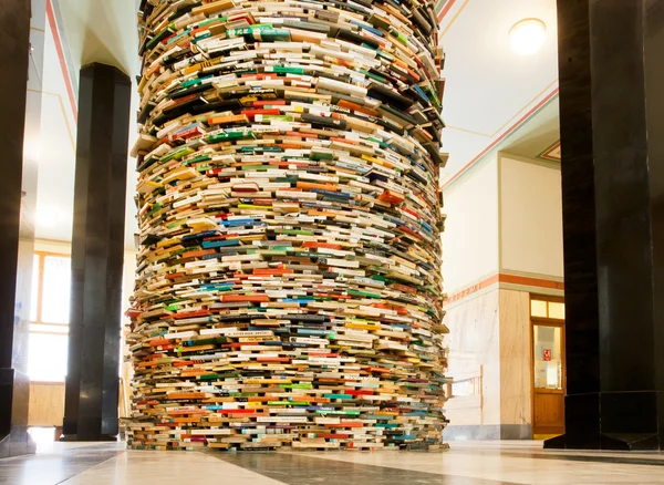 Estantería de libros gigante en el pasillo de la biblioteca — Foto de Stock