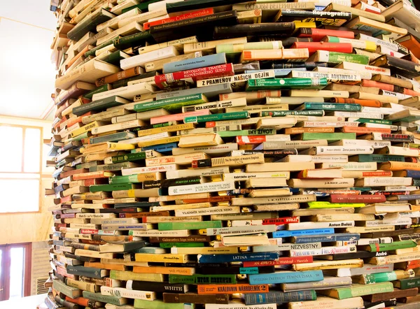 Wieża książek w miejskiej biblioteki w Pradze — Zdjęcie stockowe