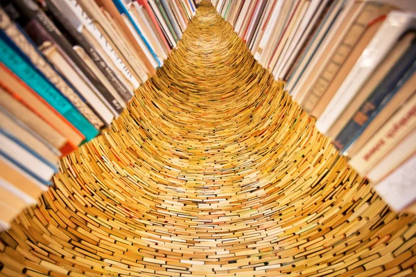 Muitos livros empilhados em camadas em enorme parede — Fotografia de Stock