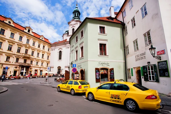 Такси ждут туристов в историческом центре столицы Чехии — стоковое фото