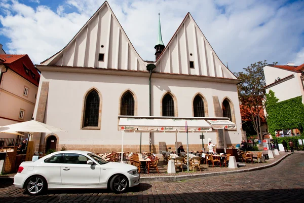 Altstadt mit historischen Gebäuden und Taxiwagen — Stockfoto