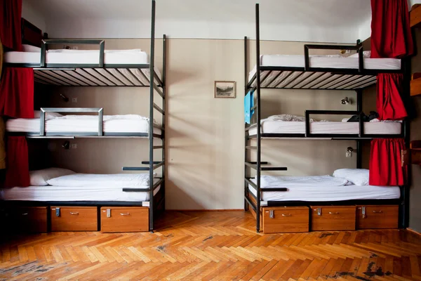 Camas dormitório de três níveis dentro do quarto do hostel — Fotografia de Stock