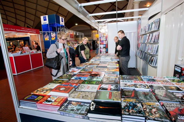 People talk about comic books at graphic novels stand — 스톡 사진