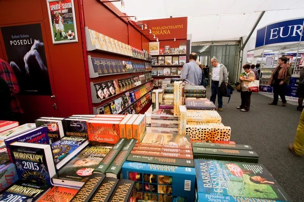 Many men and women choose books at the indoor book market — Stock Photo, Image