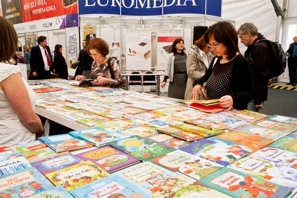 Mensen kiezen voor kunst en foto boeken bij boekhandel — Stockfoto