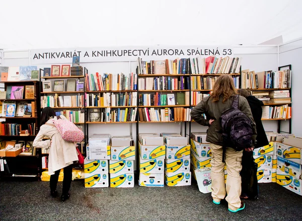 Molti uomini e donne scelgono libri al mercato dei libri al coperto — Foto Stock