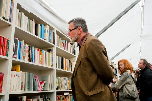 La gente elige libros de arte y fotos en la librería —  Fotos de Stock