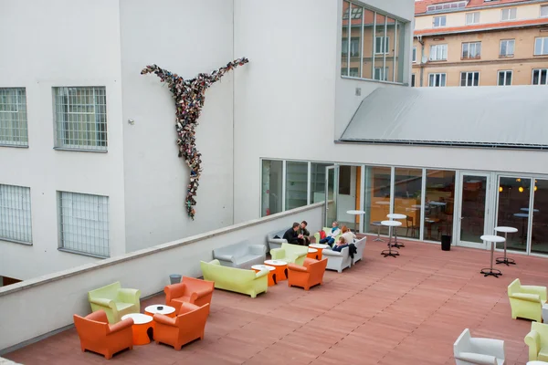 Les gens s'assoient dans le café extérieur du Musée d'Art Contemporain — Photo