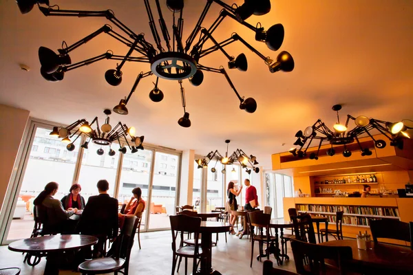 People sit at the tables in the cafe Museum of Contemporary Art — Stock Photo, Image