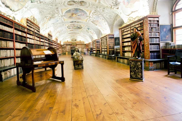 Pluralidad de pilas de libros en la antigua biblioteca — Foto de Stock