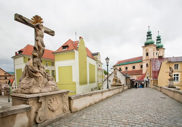 Eski köprünün cobblestones ve heykeller Aziz Bohemia eski şehir ile — Stok fotoğraf