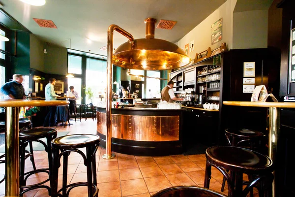 People came inside the beer restaurant of the old brewery — Stock Photo, Image